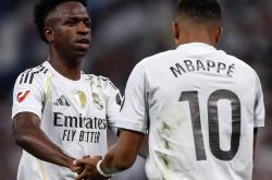 包含赛地聚焦：国王杯今晚热度飙升；阿森纳更衣室发声；悬念犹存；更衣室氛围转暖的词条